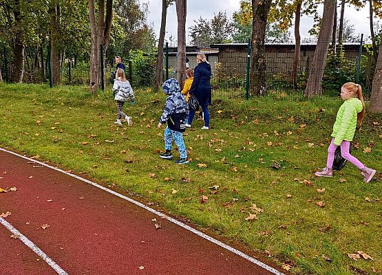 Dzieci sprzątają boisko