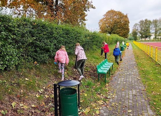 Dzieci zbierają śmieci