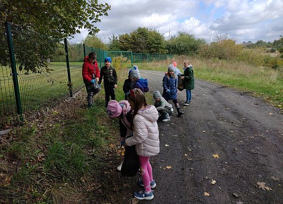 Dzieci zbierają śmieci