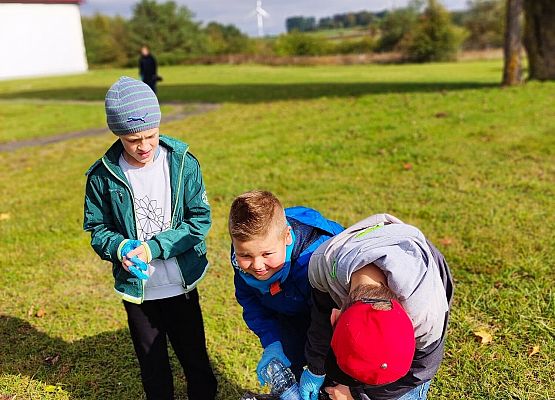 Dzieci zbierają śmieci