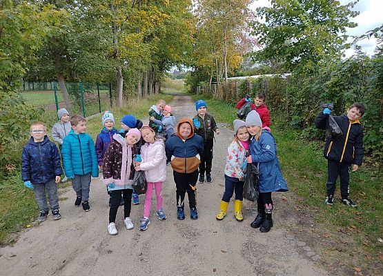 Dzieci wracają z akcji sprzątania świata