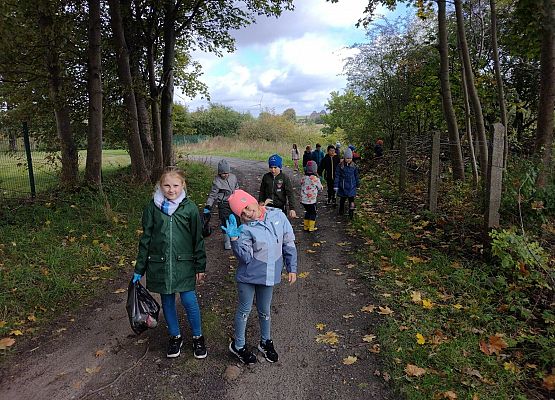 Dzieci wracają z akcji sprzątania świata