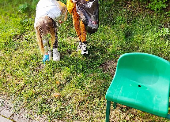 Dziewczynki zbierają śmieci