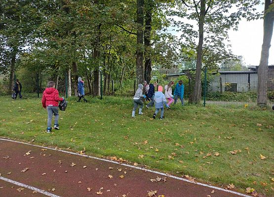 Dzieci podczas akcji sprzątania świata