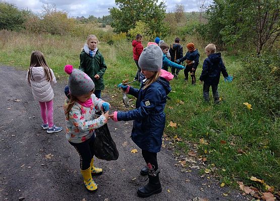 Dzieci podczas akcji sprzątania świata