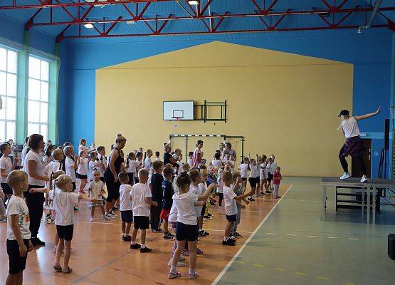 Uczniowie i nauczyciele wspólnie ćwiczą