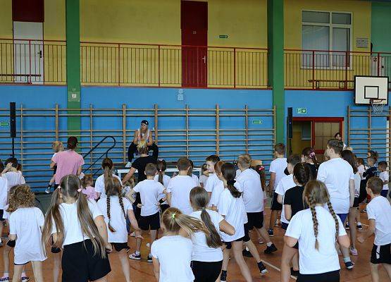 Uczniowie i nauczyciele wspólnie ćwiczą