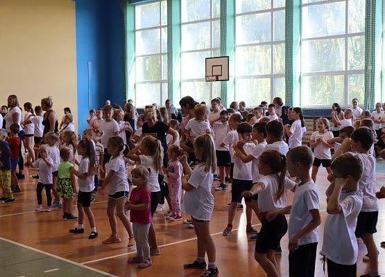 Uczniowie i nauczyciele wspólnie ćwiczą