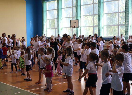 Uczniowie i nauczyciele wspólnie ćwiczą