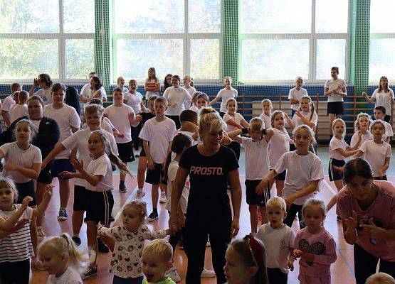 Uczniowie i nauczyciele wspólnie ćwiczą