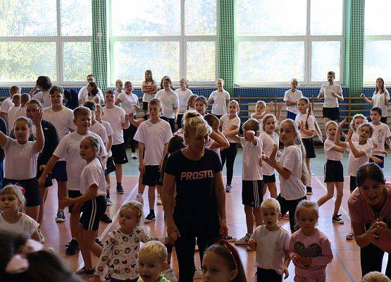 Uczniowie i nauczyciele wspólnie ćwiczą