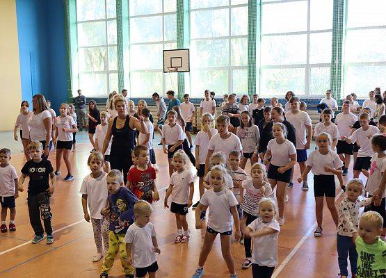 Uczniowie i nauczyciele wspólnie ćwiczą