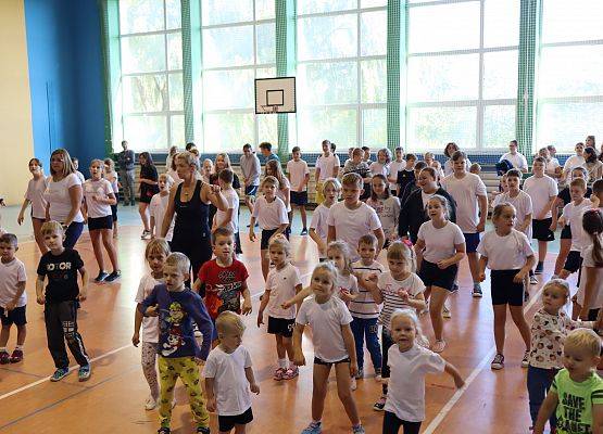 Uczniowie i nauczyciele wspólnie ćwiczą