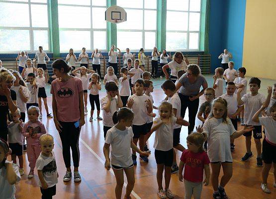 Uczniowie i nauczyciele wspólnie ćwiczą