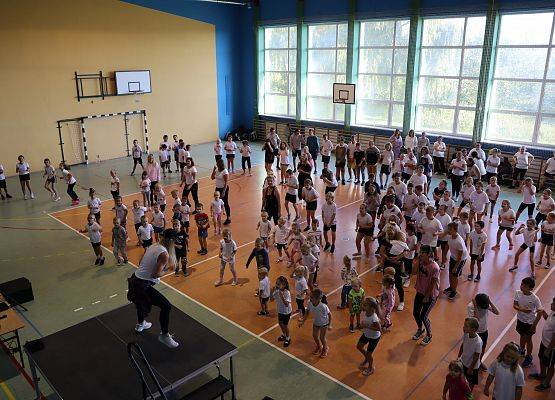 Uczniowie i nauczyciele wspólnie ćwiczą