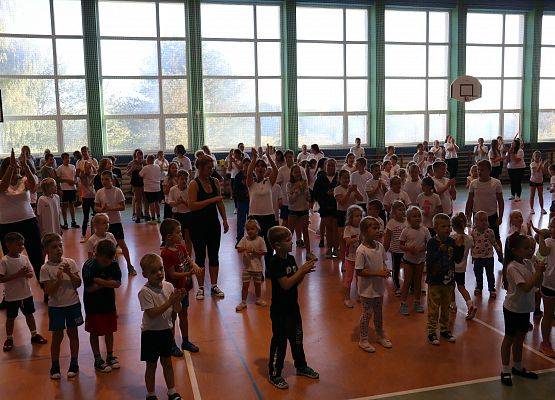 Uczniowie i nauczyciele wspólnie ćwiczą