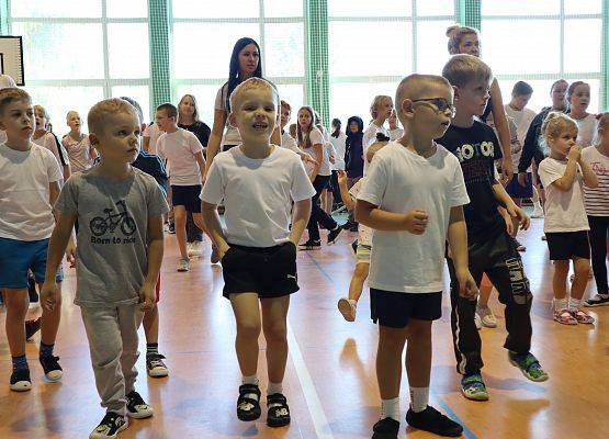 Uczniowie i nauczyciele wspólnie ćwiczą