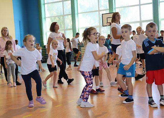 Uczniowie i nauczyciele wspólnie ćwiczą