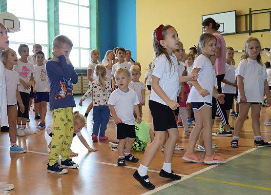 Uczniowie i nauczyciele wspólnie ćwiczą