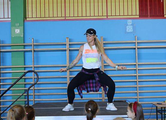 Instruktorka pokazuje, jak ćwiczyć