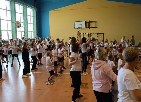 Uczniowie i nauczyciele wspólnie ćwiczą