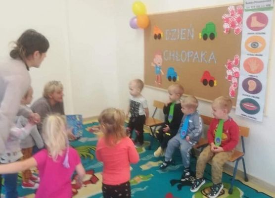 Dziewczynki składają życzenia chłopcom