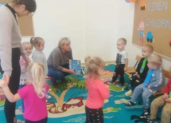 Dziewczynki składają życzenia chłopcom