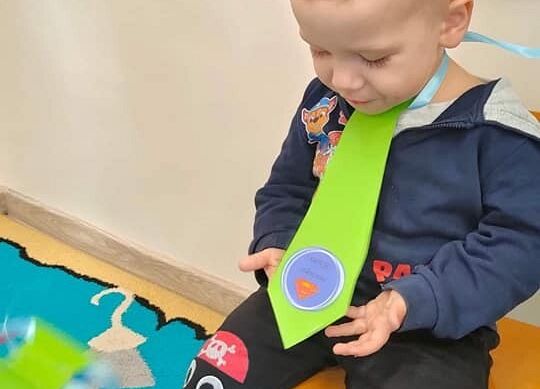 Chłopiec ogląda krawat