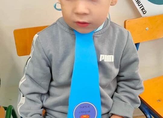 Chłopiec prezentuje krawat