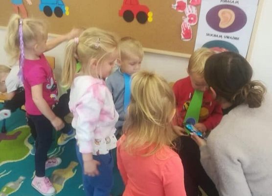 Nauczycielka składa życzenia chłopcom