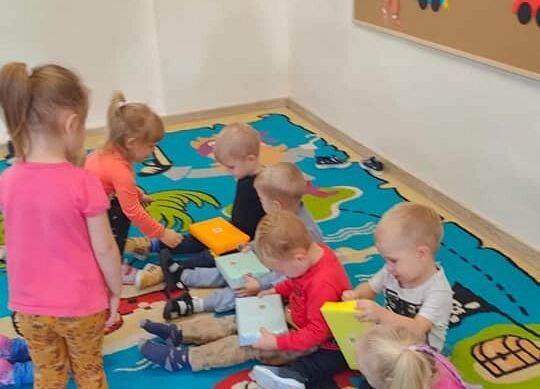 Dziewczynki wręczają upominki chłopcom