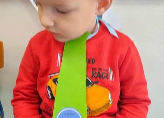 Chłopiec prezentuje krawat