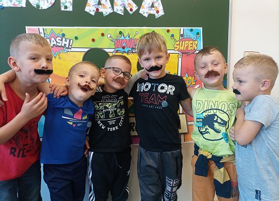 Chłopcy pozują do zdjęcia