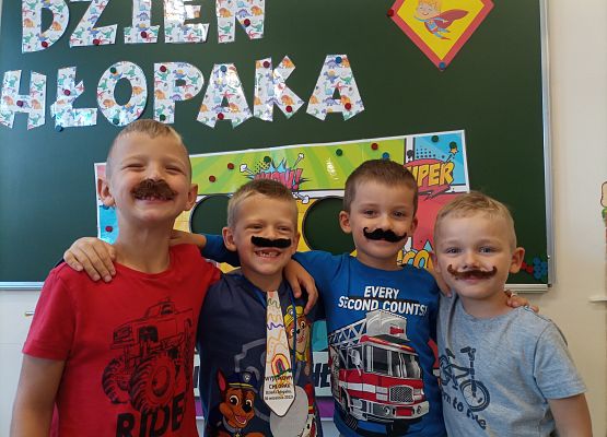 Chłopcy pozują do zdjęcia