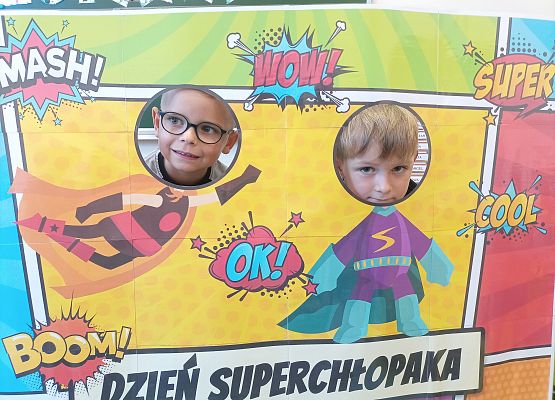 Chłopcy pozują do zdjęcia w fotobudce