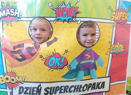 Chłopcy pozują do zdjęcia w fotobudce