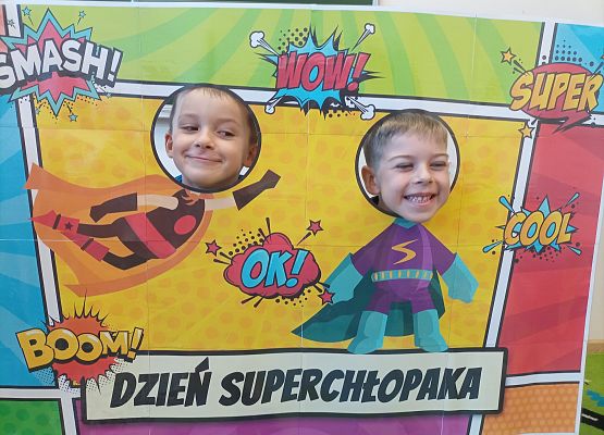 Chłopcy pozują do zdjęcia w fotobudce