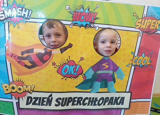 Chłopcy pozują do zdjęcia w fotobudce