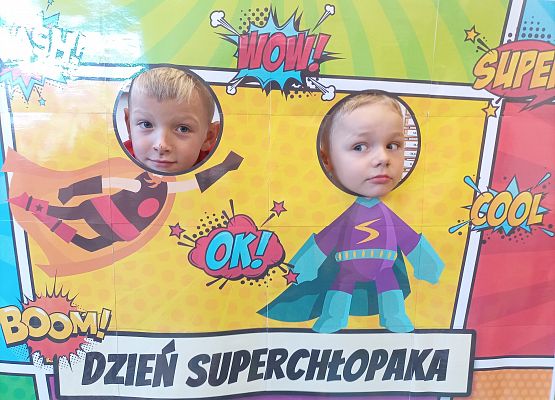 Chłopcy pozują do zdjęcia w fotobudce