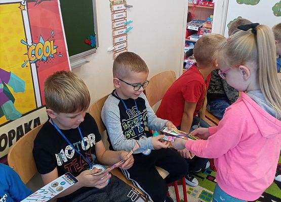 Dziewczynka wręcza chłopcu upominek