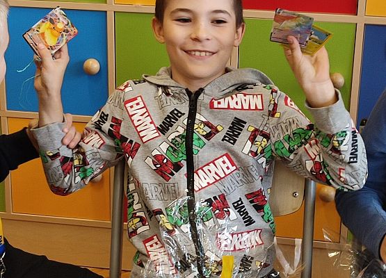 Chłopiec pokazuje prezent