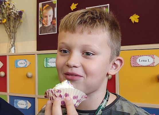 Chłopiec je babeczkę