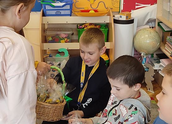 Uczennica wręcza koledze upominek