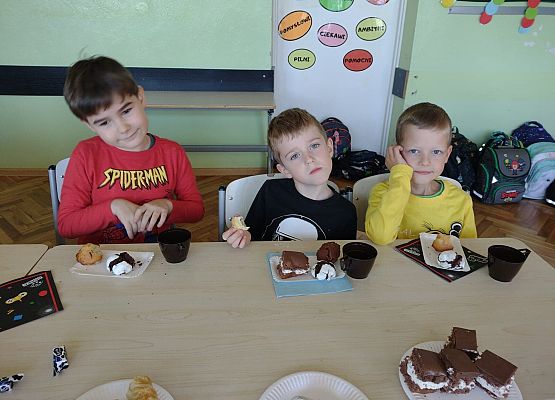Uczniowie podczas słodkiego poczęstunku