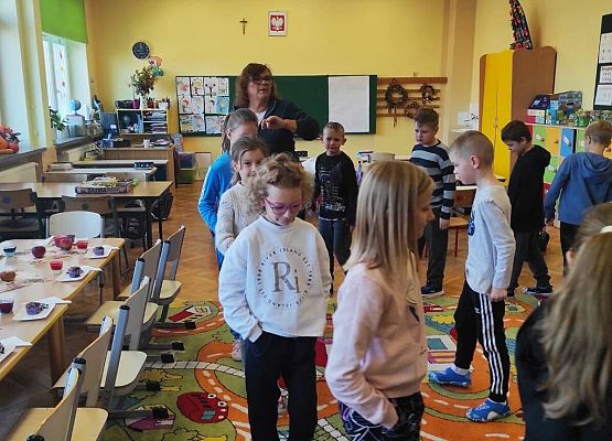 Dzieci podczas zabawy w sali