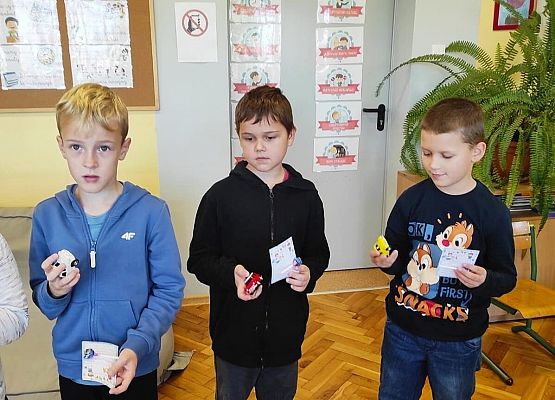 Uczniowie pokazują upominki