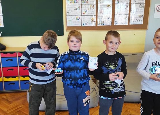 Uczniowie pokazują upominki