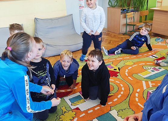 Dzieci bawią się na dywanie