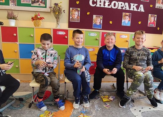 Wspólne zdjęcie chłopców z upominkami