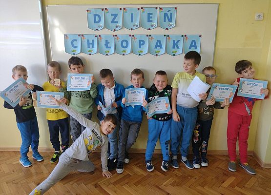 Chłopcy na tle napisu dzień chłopaka